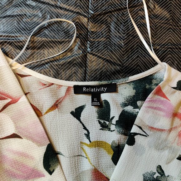 NWT RELATIVITY Floral Top with Asymmetric hem & 3/4 Bell Sleeves-Lace inset, XL - Picture 3 of 16
